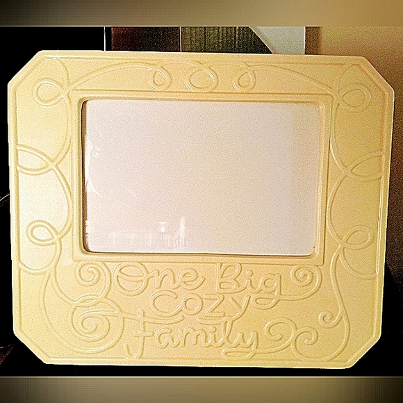 💘 Hallmark Embossed Ceramic Tabletop Photo Frame 'One Big Cozy Family' - Picture 5 of 6